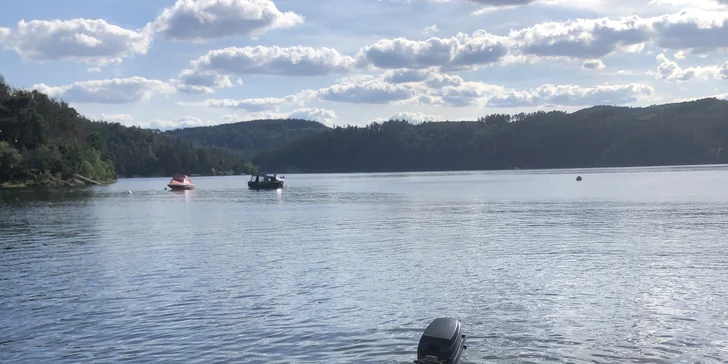 Pronájem motorového člunu na Orlíku: 1–3,5 hodiny, včetně instruktáže a paliva