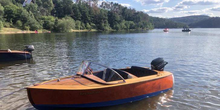 Pronájem motorového člunu na Orlíku: 1–3,5 hodiny, včetně instruktáže a paliva
