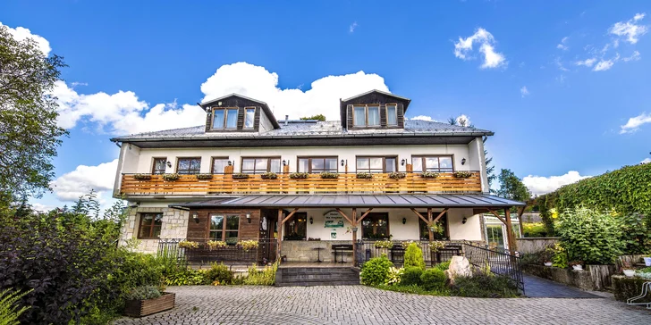 Pohodový pobyt pod Hostýnem: hotel na sjezdovce, polopenze, bazén, bowling i squash