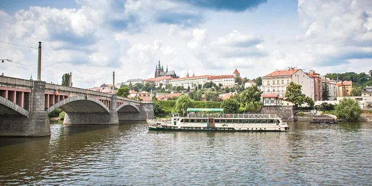 Okouzlující hodinová plavba po Vltavě s nápoji pro děti i dospělé