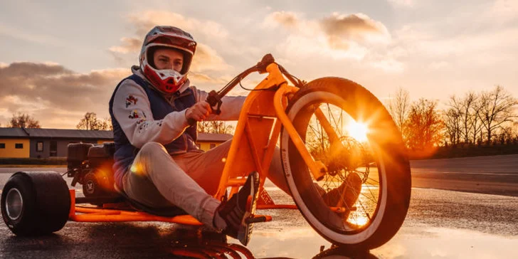 Adrenalin i zábava na polygonu: 30 minut jízdy na driftovací tříkolce