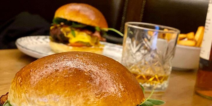 500 i 1000 Kč na jídlo i pití v Dusty's fine Burgers: polévky, burgery, jerky i pivní speciály