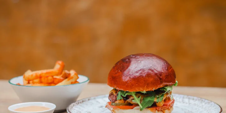 500 i 1000 Kč na jídlo i pití v Dusty's fine Burgers: polévky, burgery, jerky i pivní speciály