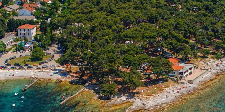 7 nocí all inclusive mezi Splitem a Trogirem: pokoje či bungalovy 100 metrů od moře, nápoje celý den