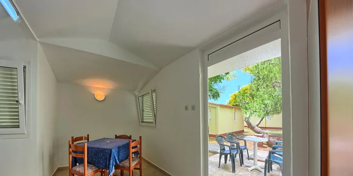 7 nocí all inclusive mezi Splitem a Trogirem: pokoje či bungalovy 100 metrů od moře, nápoje celý den
