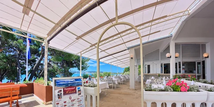 7 nocí all inclusive mezi Splitem a Trogirem: pokoje či bungalovy 100 metrů od moře, nápoje celý den
