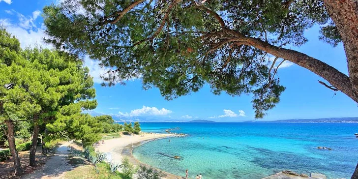 7 nocí all inclusive mezi Splitem a Trogirem: pokoje či bungalovy 100 metrů od moře, nápoje celý den