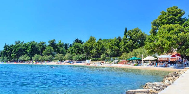7 nocí all inclusive mezi Splitem a Trogirem: pokoje či bungalovy 100 metrů od moře, nápoje celý den
