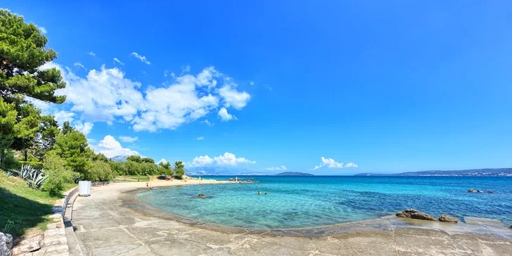 7 nocí all inclusive mezi Splitem a Trogirem: pokoje či bungalovy 100 metrů od moře, nápoje celý den