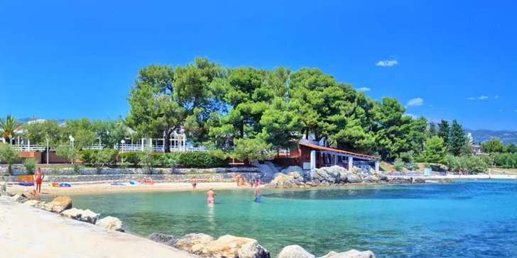 7 nocí all inclusive mezi Splitem a Trogirem: pokoje či bungalovy 100 metrů od moře, nápoje celý den