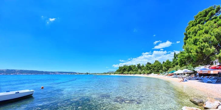 7 nocí all inclusive mezi Splitem a Trogirem: pokoje či bungalovy 100 metrů od moře, nápoje celý den