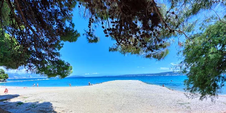 7 nocí all inclusive mezi Splitem a Trogirem: pokoje či bungalovy 100 metrů od moře, nápoje celý den
