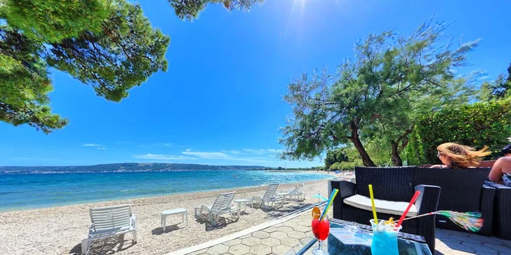 7 nocí all inclusive mezi Splitem a Trogirem: pokoje či bungalovy 100 metrů od moře, nápoje celý den