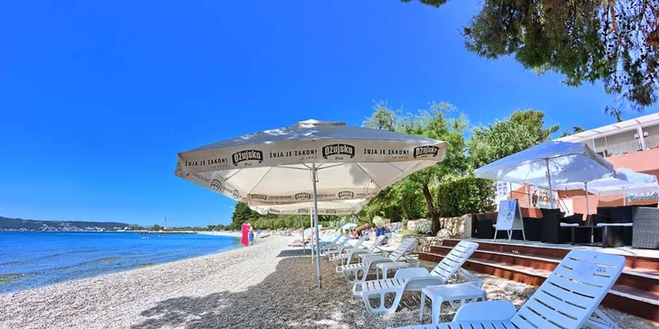 7 nocí all inclusive mezi Splitem a Trogirem: pokoje či bungalovy 100 metrů od moře, nápoje celý den
