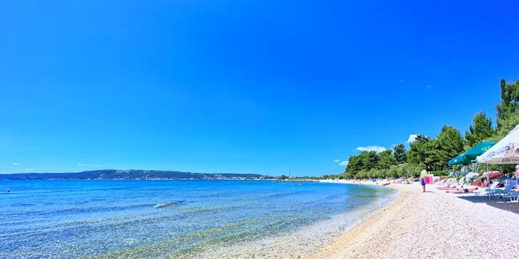 7 nocí all inclusive mezi Splitem a Trogirem: pokoje či bungalovy 100 metrů od moře, nápoje celý den