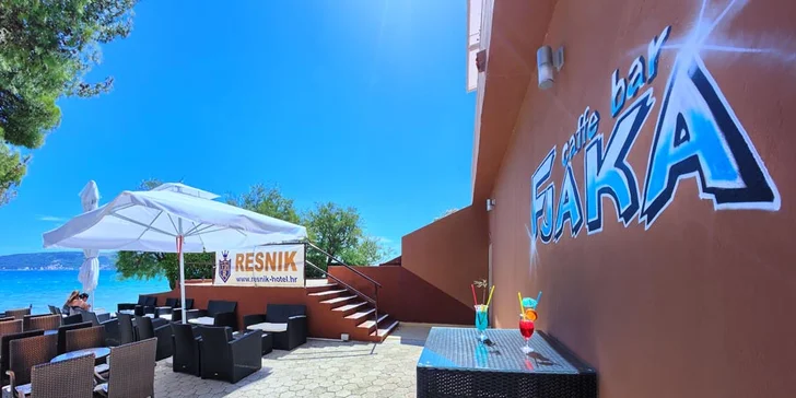7 nocí all inclusive mezi Splitem a Trogirem: pokoje či bungalovy 100 metrů od moře, nápoje celý den