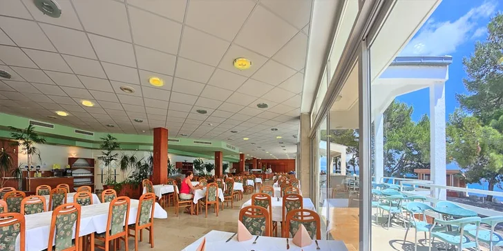 7 nocí all inclusive mezi Splitem a Trogirem: pokoje či bungalovy 100 metrů od moře, nápoje celý den