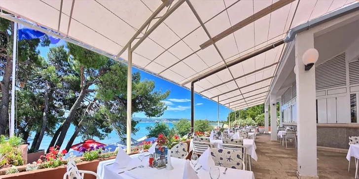 7 nocí all inclusive mezi Splitem a Trogirem: pokoje či bungalovy 100 metrů od moře, nápoje celý den