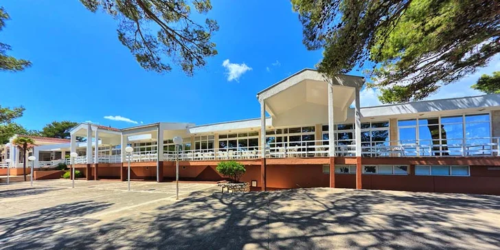 7 nocí all inclusive mezi Splitem a Trogirem: pokoje či bungalovy 100 metrů od moře, nápoje celý den