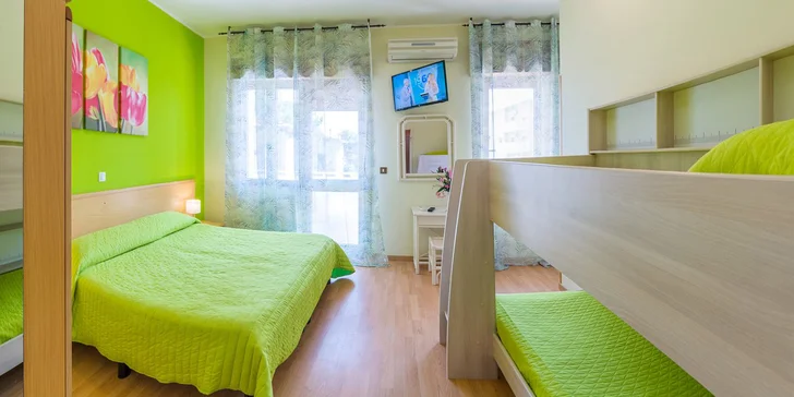 Léto v italském letovisku Lignano Sabbiadoro: hotel 250 m od moře a snídaně