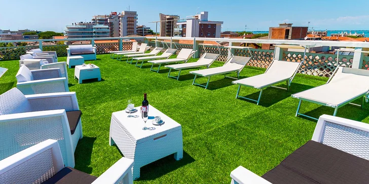 Léto v italském letovisku Lignano Sabbiadoro: hotel 250 m od moře a snídaně