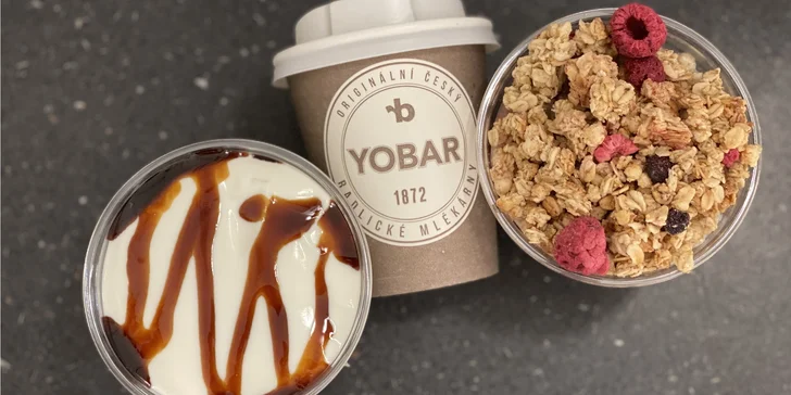 Káva nebo čokoláda a jogurtový dezert s müsli v oblíbeném Yobaru