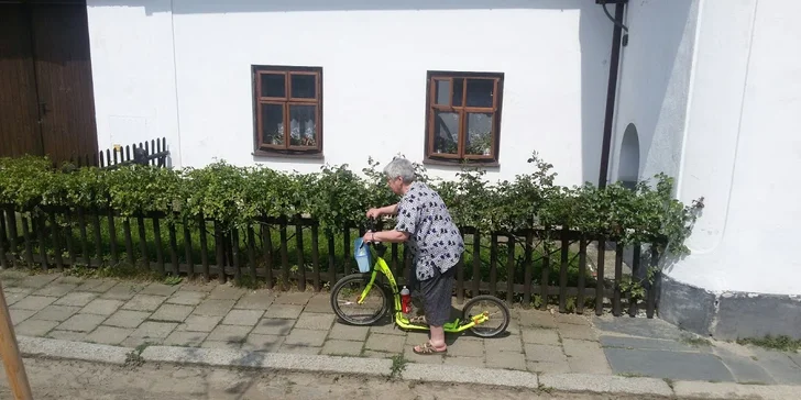 Půjčení koloběžky i s výbavou u Telče a Dačic: pro děti i dospělé či rodiny, 3 hodiny nebo celý den