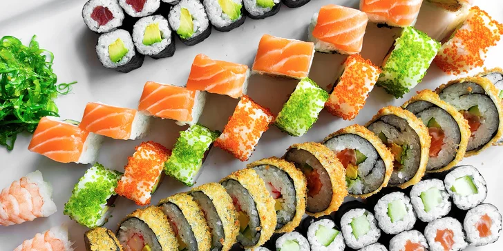 Zajděte na obří sushi sety: 72 nebo 101 rolovaných kousků pro rodinu i partu přátel