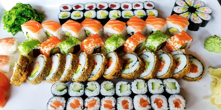 Zajděte na obří sushi sety: 72 nebo 101 rolovaných kousků pro rodinu i partu přátel