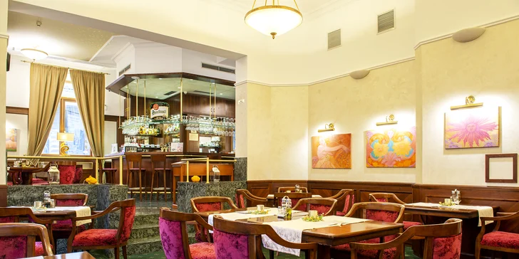 Do restaurace nebo hotelové kavárny klidně zajděte i během dne. 
