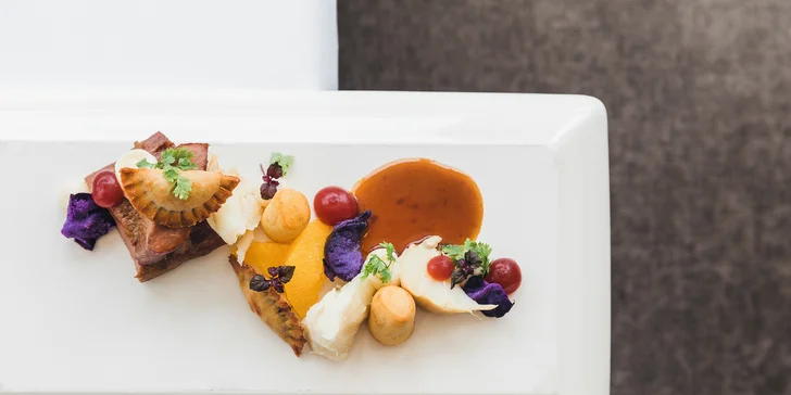 Zlatým hřebem vašeho dne budou pětichodové servírované večeře, které si sestavíte sami podle aktuálního menu. 