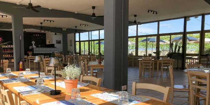 Restaurace se nachází přímo na pláži. 