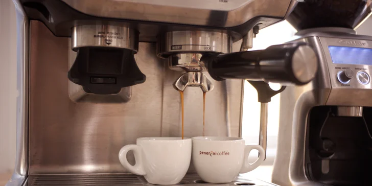 Espresso se naučíte připravovat na pákovém kávovaru značky Catler.