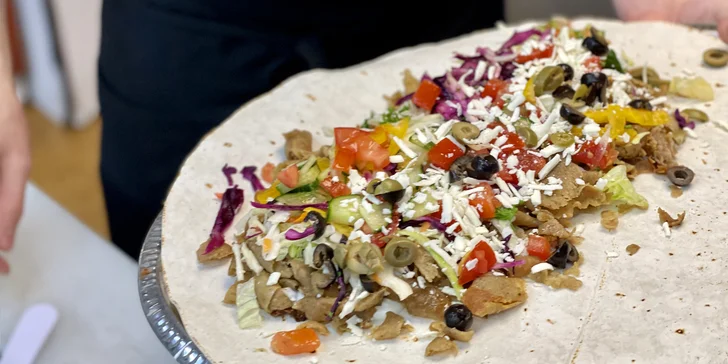 Připraví tu pro vás kebab v tortille s čerstvou zeleninou, omáčkou a masem podle výběru z aktuální nabídky. 