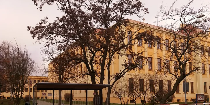 naproti je zastávka MHD
