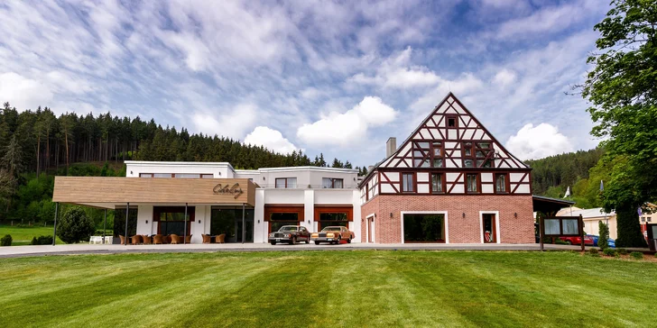 Moderní hotel najdete uprostřed zeleně kousek od Karlových Varů.