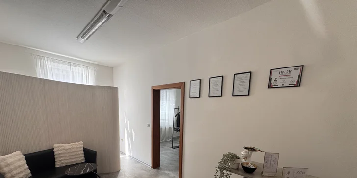 Po konzultaci a manuálním předkreslení tvaru se aplikuje pigment strojkem, který vydrží až 2 roky. 