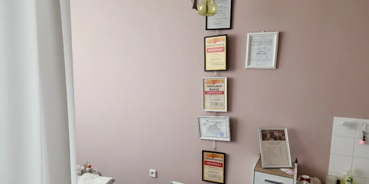 Masážní balíček all inclusive si budete užívat celých 90 minut. Kombinuje Dornovu metodu, Breussovu masáž a baňkování. 