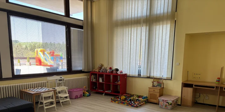 Děti potěší klub, kde si mohou hrát i malovat.
