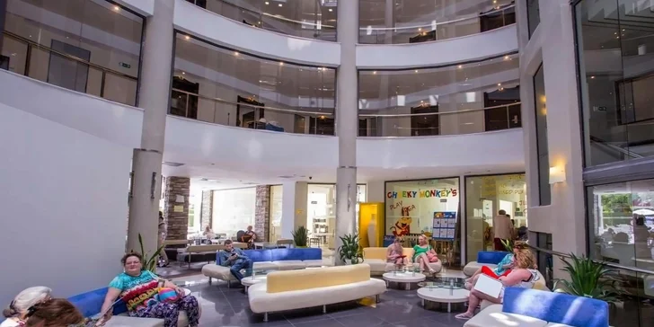  Pokud chcete k moři, pláž je jen krátkou procházkou od hotelu a pro hosty s programem all inclusive jsou lehátka a slunečníky zdarma i tady.