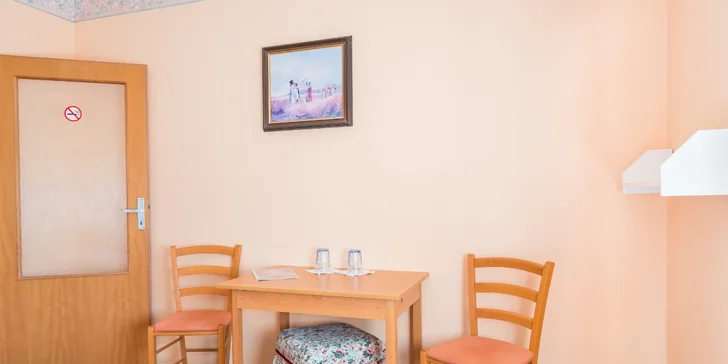 Každá izba ponúkne jednoduché, ale funkčné zázemie, ideálne pre páry aj menšie rodiny.