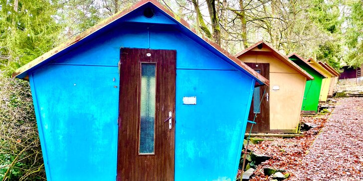 Až v 15 dní v barevné chatičce v Posázaví: možnost polopenze a sportovní areál