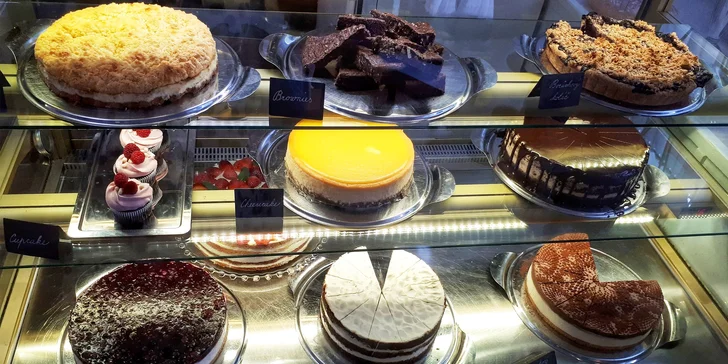 Sladké mámení: větrníkový i jahodový dort nebo 6 ks cupcakes v krabici