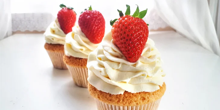 Sladké mámení: větrníkový i jahodový dort nebo 6 ks cupcakes v krabici