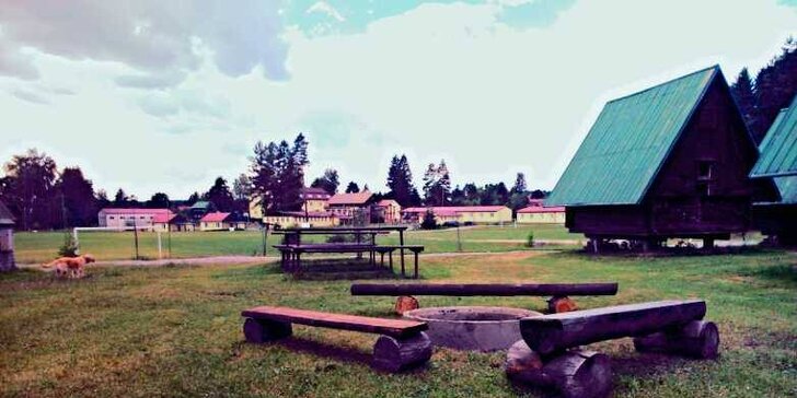 Až v 15 dní v chatičce v Posázaví: možnost polopenze a sportovní areál