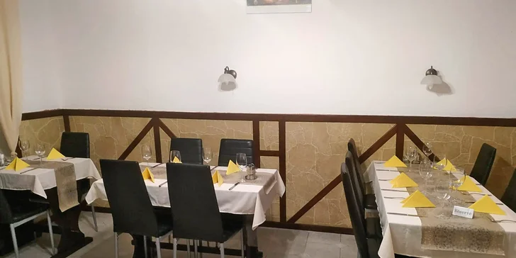 Indický hlavní chod podle výběru ze 4 druhů s naanem pro 1 či 2 osoby