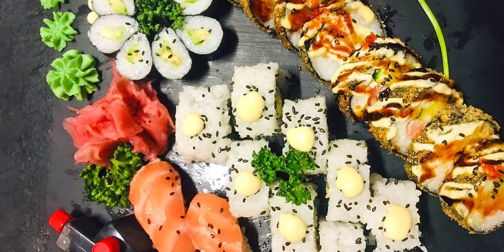 Pochutnejte si na asijské kuchyni: 28 kousků sushi s avokádem a lososem