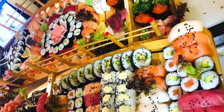 Pochutnejte si na asijské kuchyni: 28 kousků sushi s avokádem a lososem