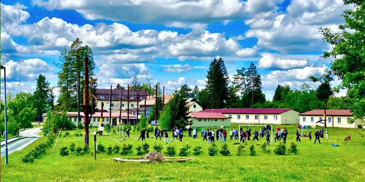 Až v 15 dní v barevné chatičce v Posázaví: možnost polopenze a sportovní areál