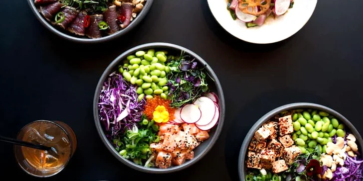 Poke bowl podle výběru s hovězím, tuňákem či lososem pro 1 i 2 osoby